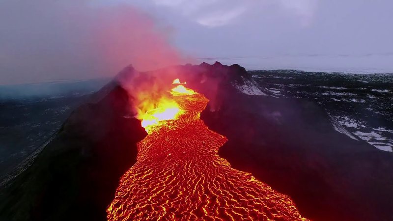 Momenti kur një vullkan në Japoni shpërthen  shihni hirin dhe llavën që del nga krateri