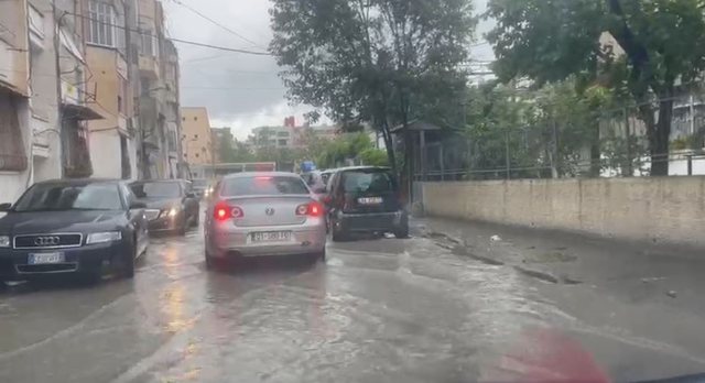 Reshjet e dendura të shiut  përmbyten rrugët në Vlorë